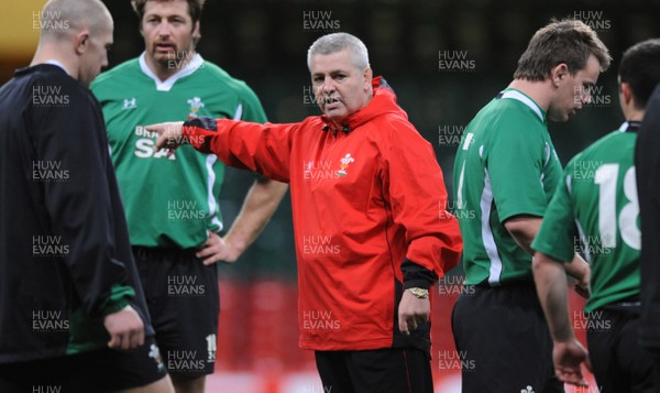 27.11.08 - Wales Rugby Training - Head Coach, Warren Gatland makes a point during training. 