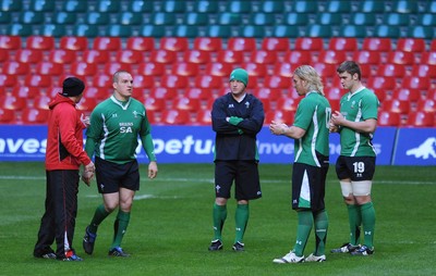 27.11.09 - Wales Rugby Training - (L-R) Wales kicking coach Neil Jenkins talks to new captain Gethin Jenkins and new back row Martyn Williams, Andy Powell and Dan Lydiate. 