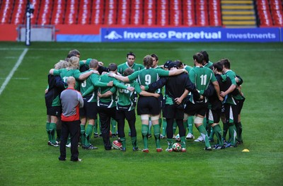 27.11.09 - Wales Rugby Training - Wales huddle. 