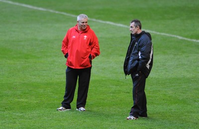 27.11.09 - Wales Rugby Training - Head coach Warren Gatland talks to backs coach Rob Howley during training. 