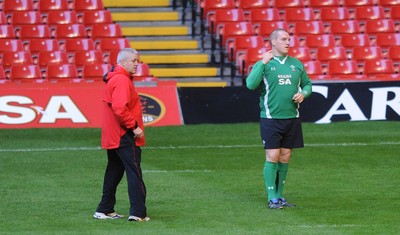 27.11.09 - Wales Rugby Training - Head coach Warren Gatland talks to new captain Gethin Jenkins during training. 