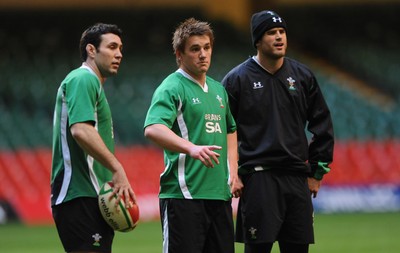 27.11.09 - Wales Rugby Training - Stephen Jones talks to Jonathan Davies and Jamie Roberts during training. 