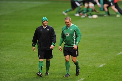 27.11.09 - Wales Rugby Training - Martyn Williams talks to Gethin Jenkins during training. 
