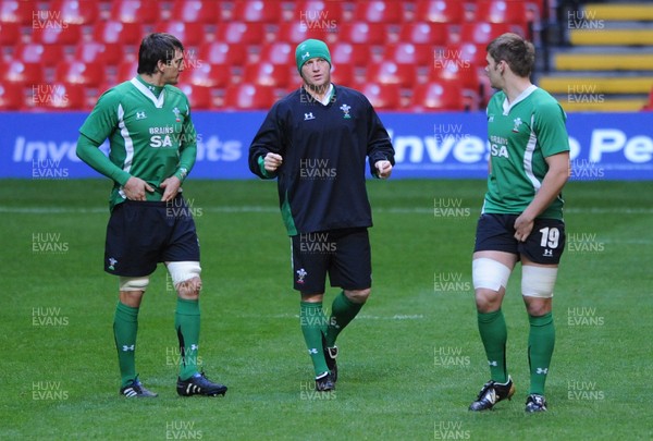 27.11.09 - Wales Rugby Training - Martyn Williams talks to Sam Warburton(L) and Dan Lydiate. 