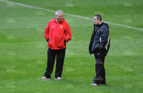 27.11.09 - Wales Rugby Training - Head coach Warren Gatland talks to backs coach Rob Howley during training. 