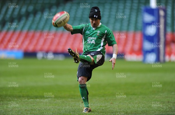 27.11.09 - Wales Rugby Training - Shane Williams during training. 