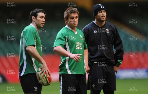 27.11.09 - Wales Rugby Training - Stephen Jones talks to Jonathan Davies and Jamie Roberts during training. 