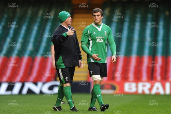 27.11.09 - Wales Rugby Training - Martyn Williams talks to Sam Warburton during training. 