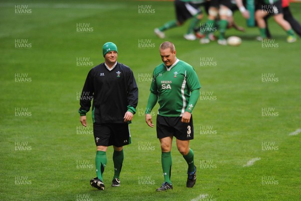 27.11.09 - Wales Rugby Training - Martyn Williams talks to Gethin Jenkins during training. 