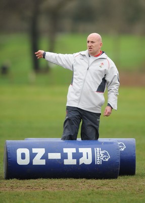 28.01.08 - Wales Rugby Training - Wales Defence Coach, Shaun Edwards takes players through a move 