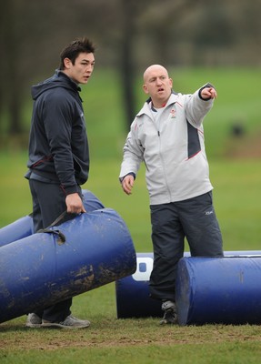 28.01.08 - Wales Rugby Training - Wales Defence Coach, Shaun Edwards talks to Gareth Delve(L) 