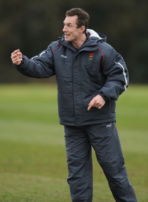 28.01.08 - Wales Rugby Training - Wales Backs Coach, Rob Howley takes players through a move 