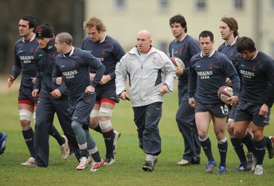 28.01.08 - Wales Rugby Training - Wales Defence Coach, Shaun Edwards takes players through a move 