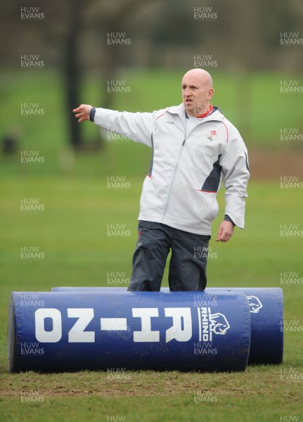 28.01.08 - Wales Rugby Training - Wales Defence Coach, Shaun Edwards takes players through a move 
