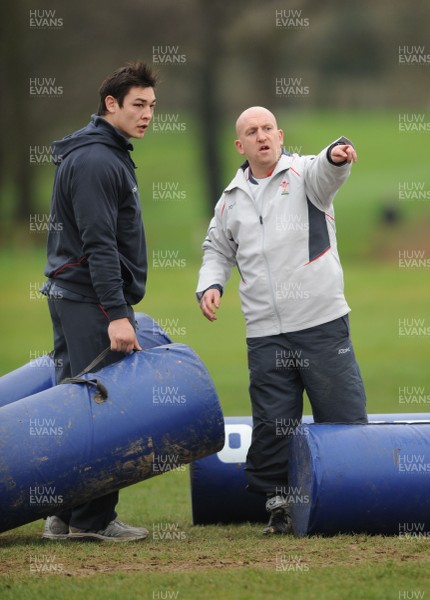 28.01.08 - Wales Rugby Training - Wales Defence Coach, Shaun Edwards talks to Gareth Delve(L) 