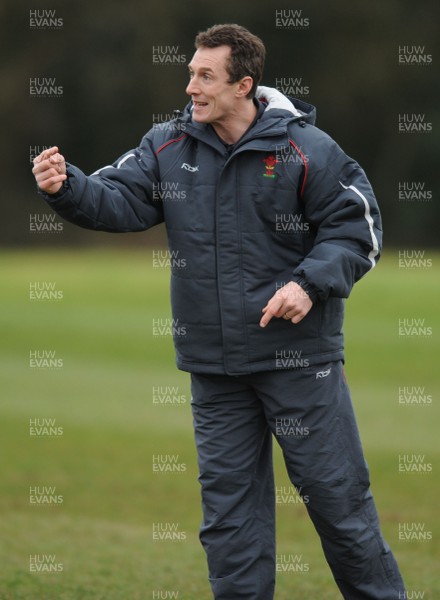 28.01.08 - Wales Rugby Training - Wales Backs Coach, Rob Howley takes players through a move 