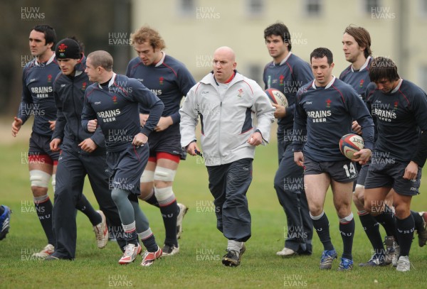 28.01.08 - Wales Rugby Training - Wales Defence Coach, Shaun Edwards takes players through a move 