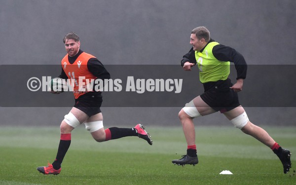 280122 - Wales Rugby Training - Aaron Wainwright gets away from Ben Carter during training