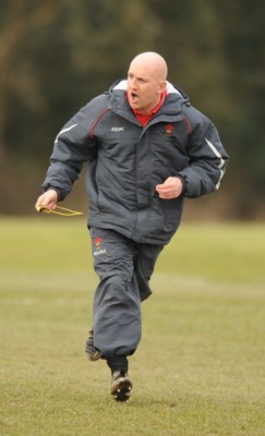 28.02.08 - Wales Rugby Training - Wales Defence coach, Shaun Edwards makes a point during training 