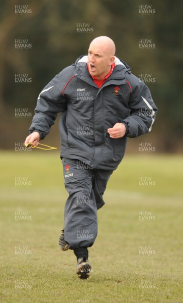 28.02.08 - Wales Rugby Training - Wales Defence coach, Shaun Edwards makes a point during training 