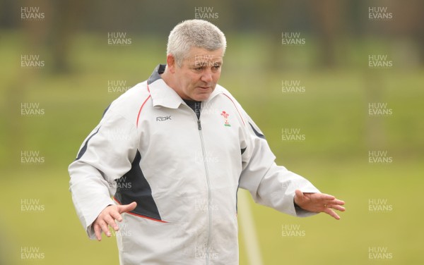 28.02.08 - Wales Rugby Training - Wales head coach, Warren Gatland makes a point during training 