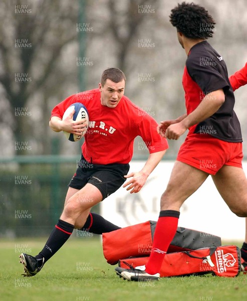 280303 - Wales Rugby Training - Wales' Iestyn Harris in full flight as centre during training