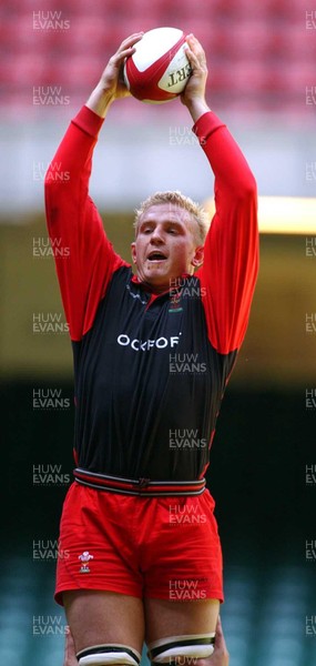 280503 - Wales Rugby Training - Wales' Alix Popham receives ball during training during for the Barbarians game on Saturday