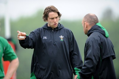 28.05.09 - Wales Rugby Training - Ryan Jones talks to Robin McBryde during training. 