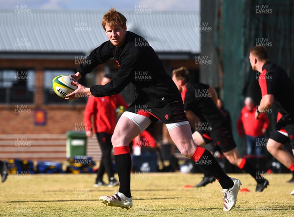 280622 - Wales Rugby Training - Rhys Patchell during training