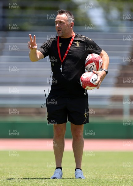 280625 - Wales Rugby Training Session in Kitakyushu - Matt Sherratt, Head Coach during training