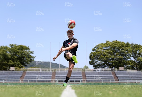 280625 - Wales Rugby Training Session in Kitakyushu - Dan Edwards during training