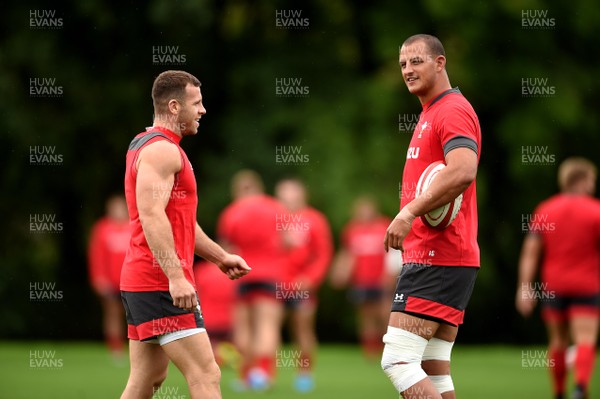 280819 - Wales Rugby Training - Gareth Davies and Aaron Shingler during training