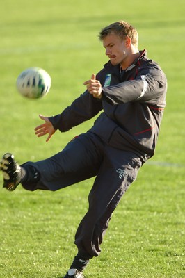 28.09.07 - Wales Rugby World Cup Training - Dwayne Peel in action during training 