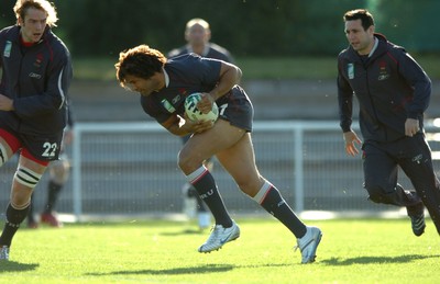 28.09.07 - Wales Rugby World Cup Training - Colin Charvis in action during training 