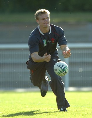 28.09.07 - Wales Rugby World Cup Training - Dwayne Peel in action during training 