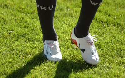 28.09.07 - Wales Rugby World Cup Training - Gareth Thomas wears his new boots with the words 'Alfie 100 caps RWC 2007' which he will wear for the match against Fiji 