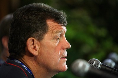28.09.07 Wales rugby training... Wales coach Gareth Jenkins speaks at a press conference in Nantes 