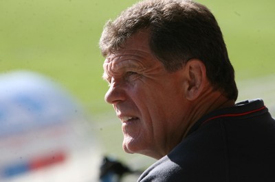 28.09.07 Wales rugby training... Wales coach Gareth Jenkins watches the team in  training in St Nazaire. 