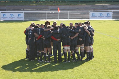 28.09.07 Wales rugby training... Wales team in a huddle for the last time before the game against Fifi. 