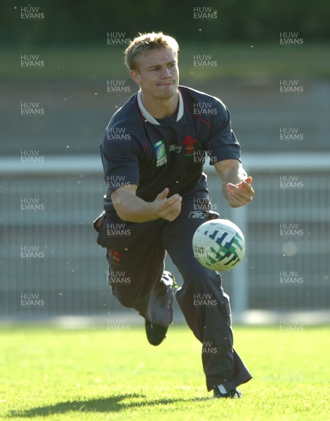 28.09.07 - Wales Rugby World Cup Training - Dwayne Peel in action during training 
