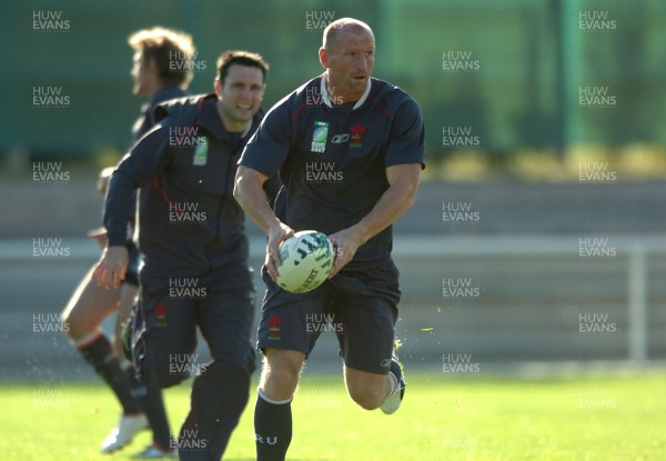 28.09.07 - Wales Rugby World Cup Training - Gareth Thomas in action during training 