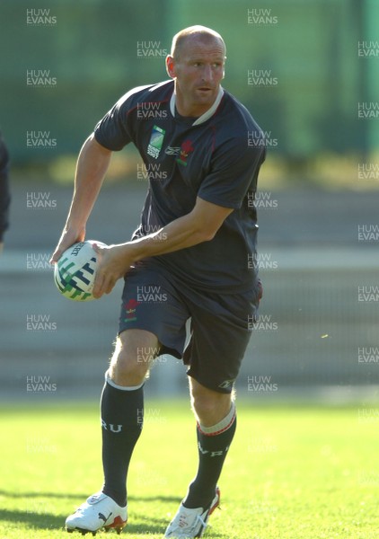 28.09.07 - Wales Rugby World Cup Training - Gareth Thomas in action during training 