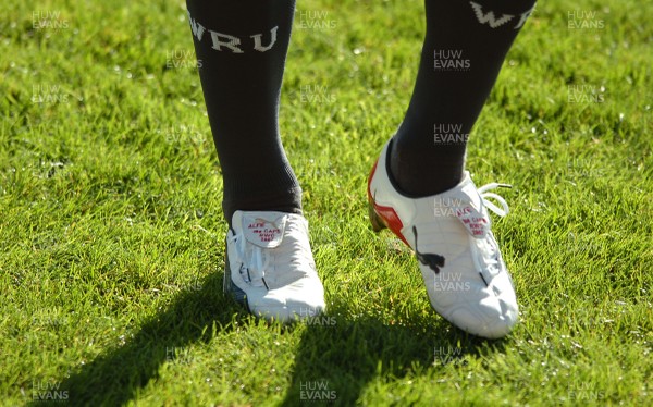 28.09.07 - Wales Rugby World Cup Training - Gareth Thomas wears his new boots with the words 'Alfie 100 caps RWC 2007' which he will wear for the match against Fiji 