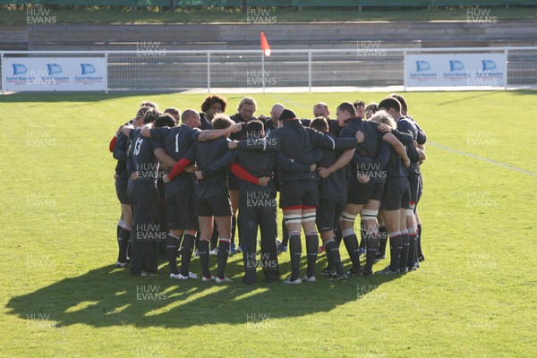 28.09.07 Wales rugby training... Wales team in a huddle for the last time before the game against Fifi. 