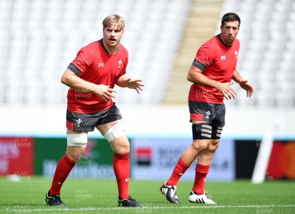280919 - Wales Rugby Training - Aaron Wainwright and Justin Tipuric during training