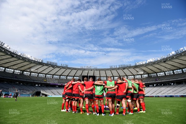 280919 - Wales Rugby Training - Players huddle during training