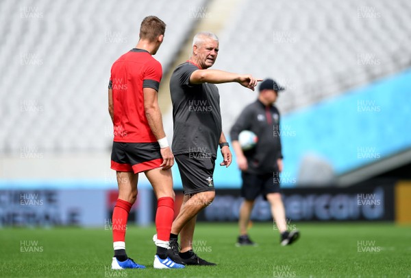 280919 - Wales Rugby Training - Liam Williams and Warren Gatland during training