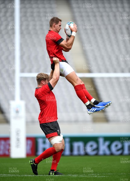280919 - Wales Rugby Training - Liam Williams is lifted by Aaron Wainwright during training