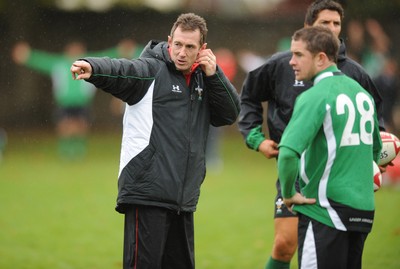 28.10.08 - Wales Rugby Training - Backs coach, Rob Howley during trainig 