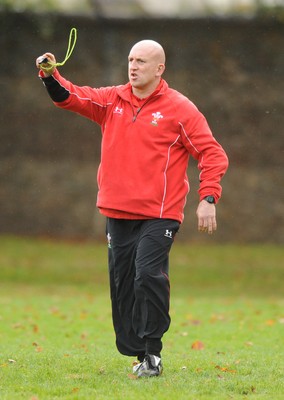 28.10.08 - Wales Rugby Training - Defence coach, Shaun Edwards during trainig 
